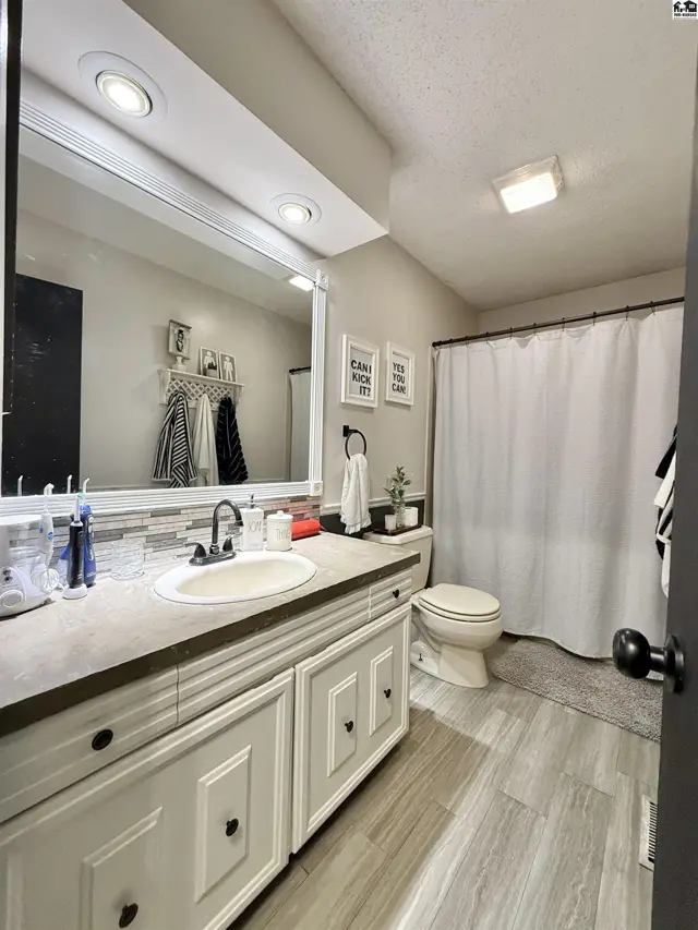Photo of 912 E 31st Terr, Hutchinson, KS