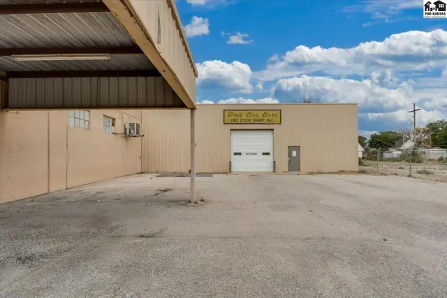 Photo of 104 E 4th Ave, Hutchinson, KS