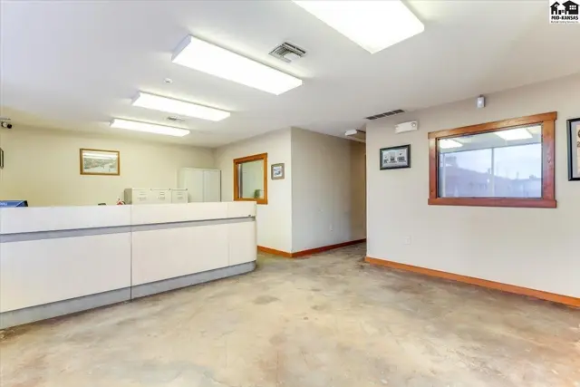 Photo of 104 E 4th Ave, Hutchinson, KS