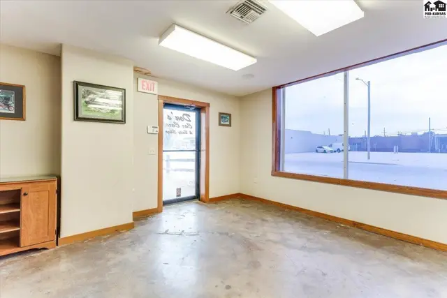 Photo of 104 E 4th Ave, Hutchinson, KS