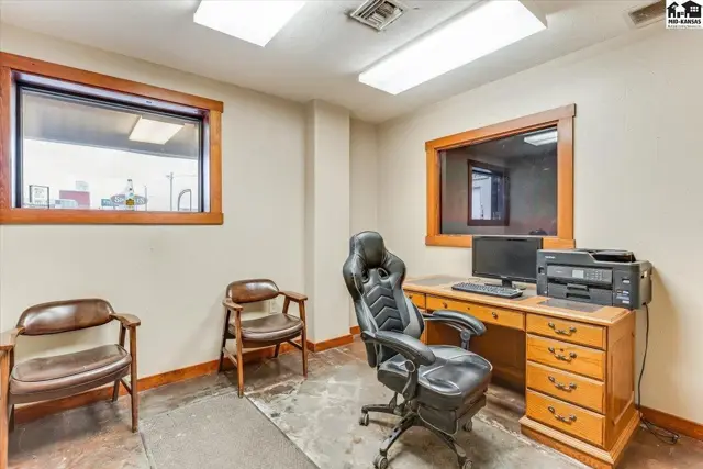 Photo of 104 E 4th Ave, Hutchinson, KS