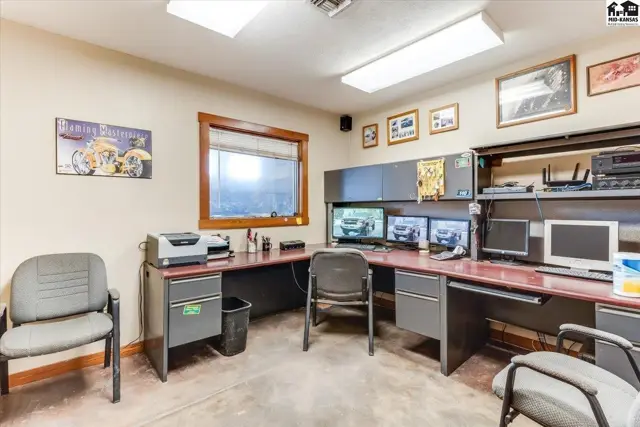 Photo of 104 E 4th Ave, Hutchinson, KS