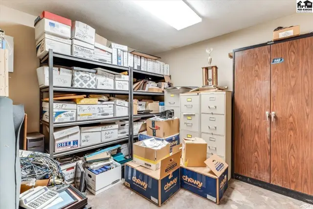 Photo of 104 E 4th Ave, Hutchinson, KS
