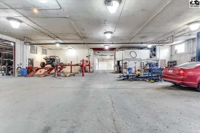 Photo of 104 E 4th Ave, Hutchinson, KS