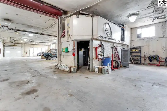 Photo of 104 E 4th Ave, Hutchinson, KS