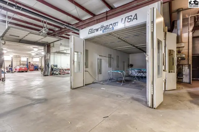 Photo of 104 E 4th Ave, Hutchinson, KS