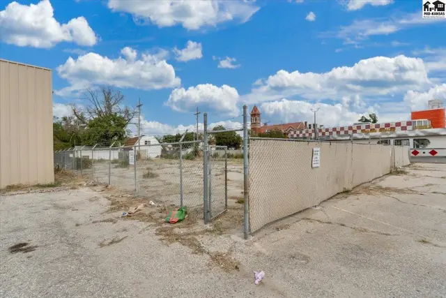 Photo of 104 E 4th Ave, Hutchinson, KS