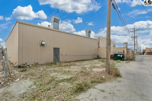 Photo of 104 E 4th Ave, Hutchinson, KS