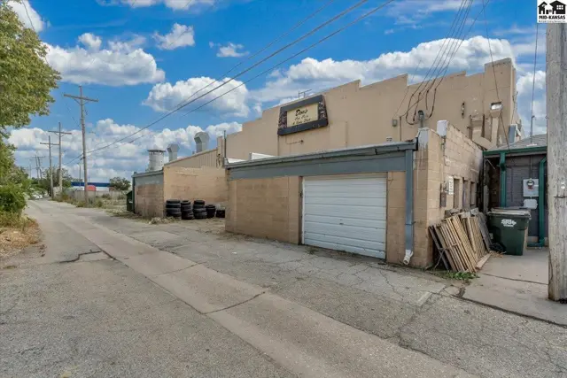 Photo of 104 E 4th Ave, Hutchinson, KS