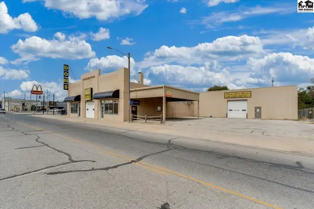Photo of 104 E 4th Ave, Hutchinson, KS