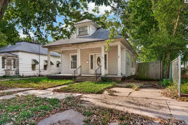Photo of 637 E 1st Ave, Hutchinson, KS