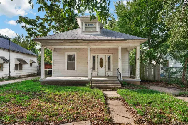 Photo of 637 E 1st Ave, Hutchinson, KS