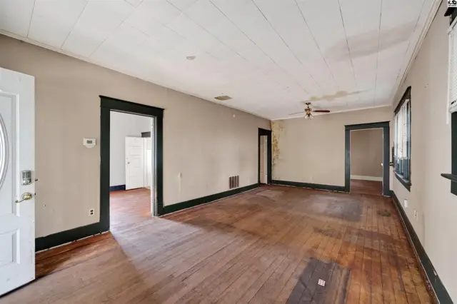 Photo of 637 E 1st Ave, Hutchinson, KS