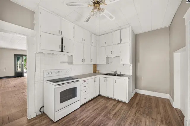 Photo of 637 E 1st Ave, Hutchinson, KS