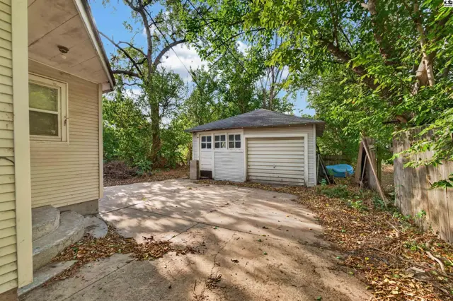 Photo of 637 E 1st Ave, Hutchinson, KS