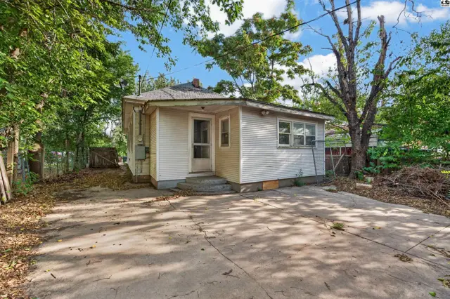 Photo of 637 E 1st Ave, Hutchinson, KS