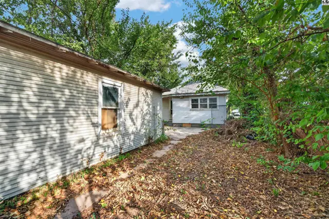 Photo of 637 E 1st Ave, Hutchinson, KS