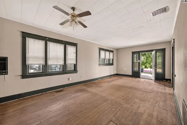 Photo of 637 E 1st Ave, Hutchinson, KS