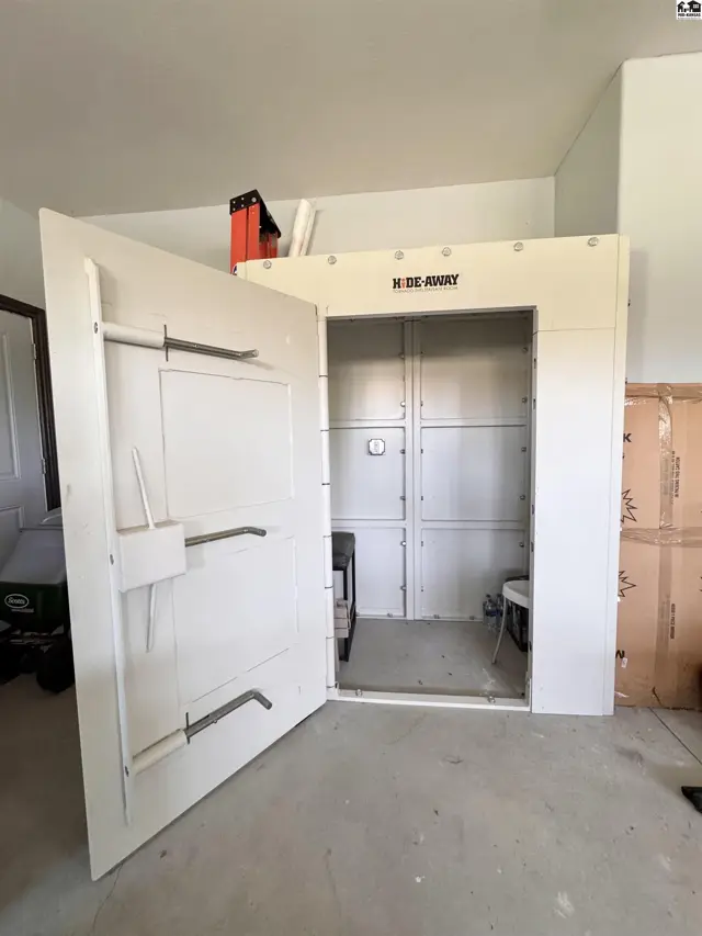 Photo of 1 Panorama Ct, Hutchinson, KS