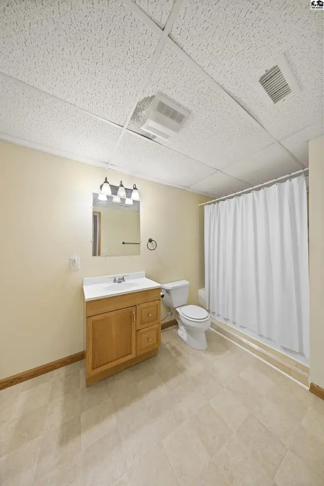 Photo of 1120 Split Oak Dr, Newton, KS
