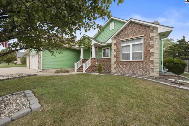 Photo of 1120 Split Oak Dr, Newton, KS