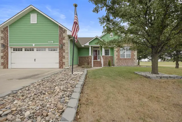 Photo of 1120 Split Oak Dr, Newton, KS