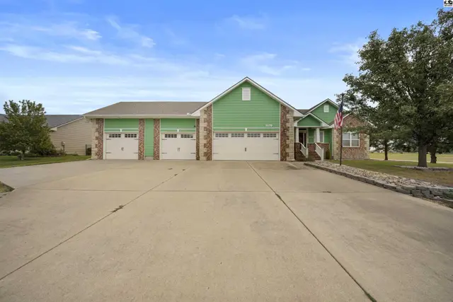Photo of 1120 Split Oak Dr, Newton, KS
