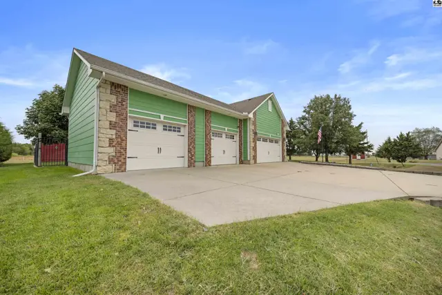 Photo of 1120 Split Oak Dr, Newton, KS