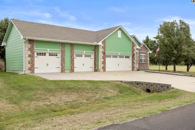 Photo of 1120 Split Oak Dr, Newton, KS