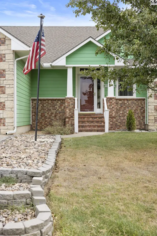 Photo of 1120 Split Oak Dr, Newton, KS