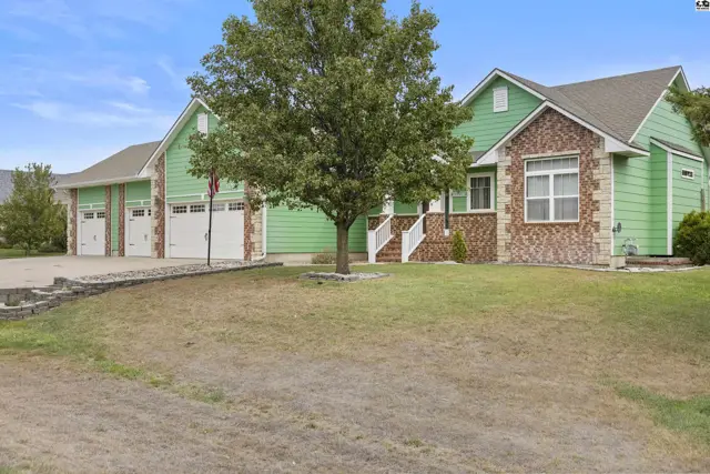 Photo of 1120 Split Oak Dr, Newton, KS