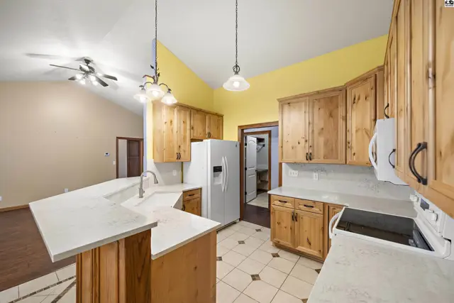 Photo of 1120 Split Oak Dr, Newton, KS