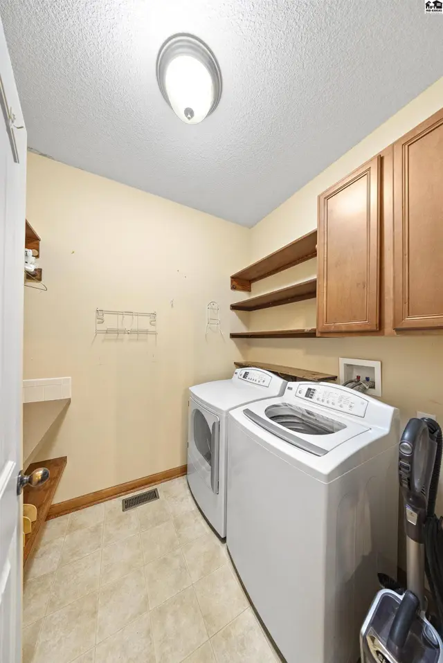 Photo of 1120 Split Oak Dr, Newton, KS