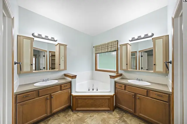 Photo of 1120 Split Oak Dr, Newton, KS