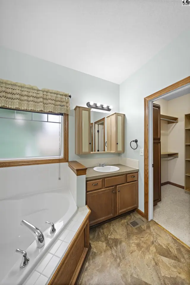 Photo of 1120 Split Oak Dr, Newton, KS