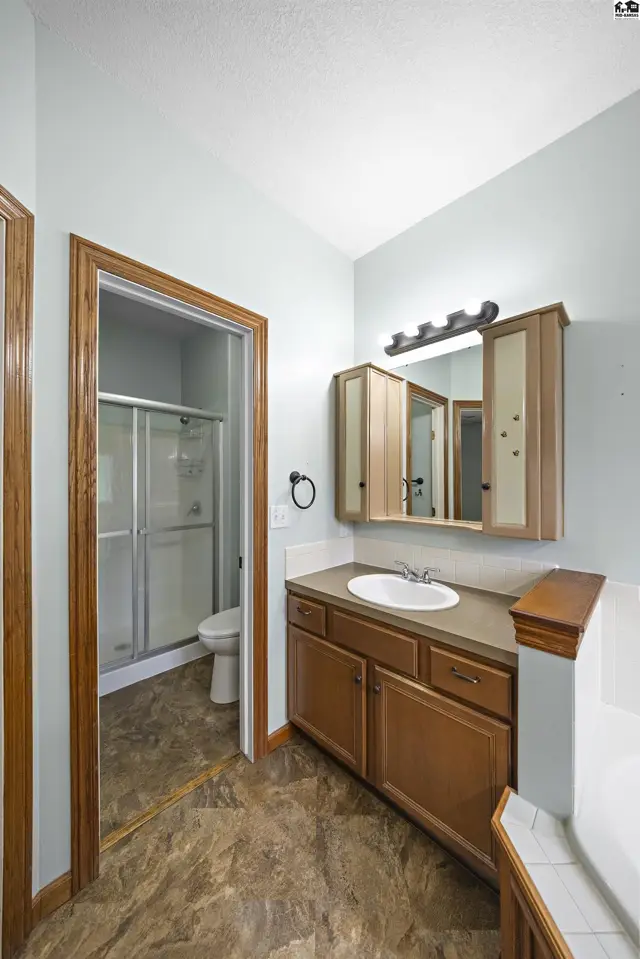 Photo of 1120 Split Oak Dr, Newton, KS