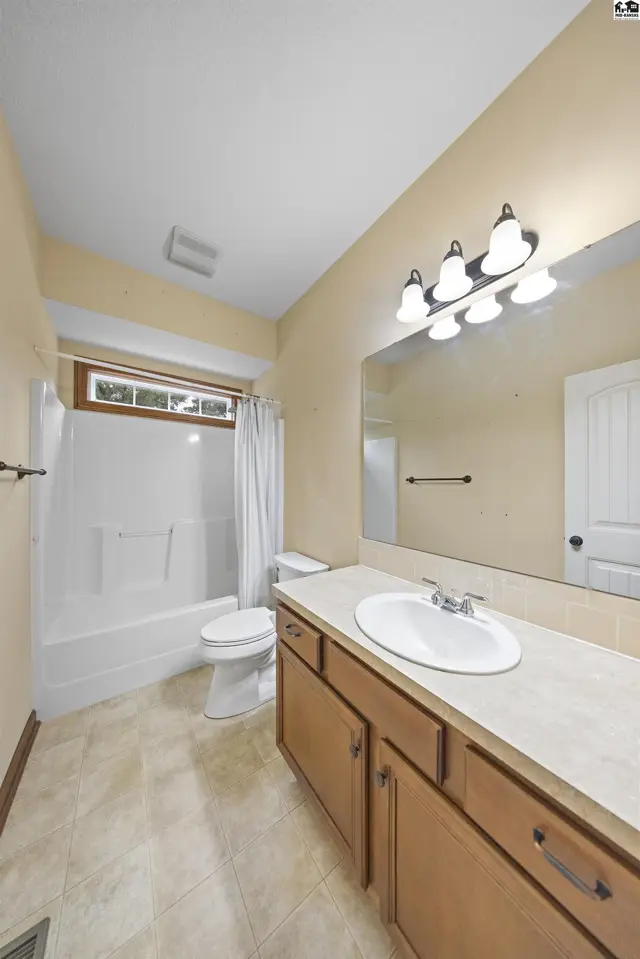 Photo of 1120 Split Oak Dr, Newton, KS