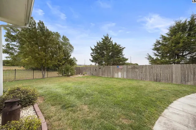 Photo of 1120 Split Oak Dr, Newton, KS