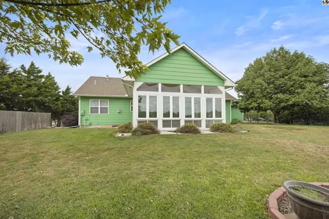 Photo of 1120 Split Oak Dr, Newton, KS