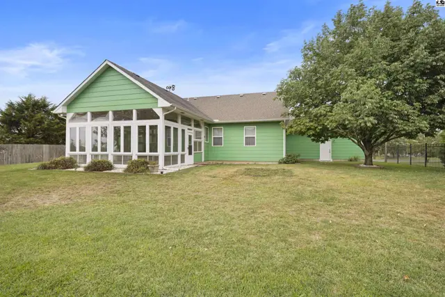 Photo of 1120 Split Oak Dr, Newton, KS