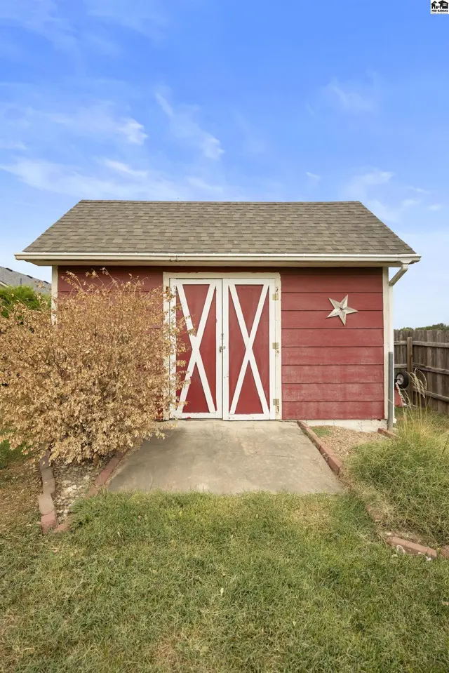 Photo of 1120 Split Oak Dr, Newton, KS