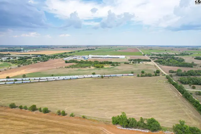 Photo of 1065 NE 10 Ave, Hoisington, KS