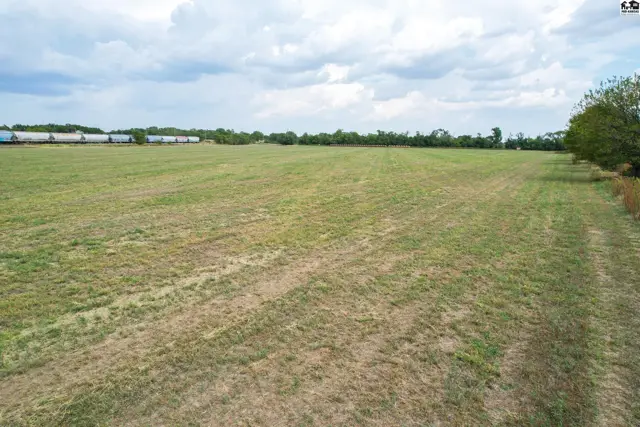 Photo of 1065 NE 10 Ave, Hoisington, KS