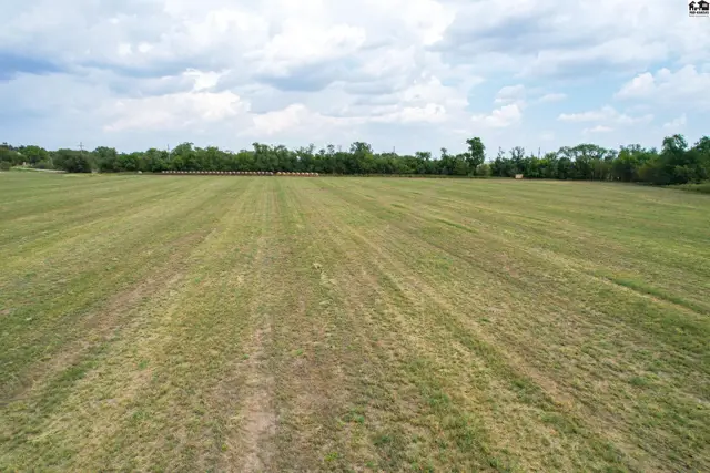 Photo of 1065 NE 10 Ave, Hoisington, KS
