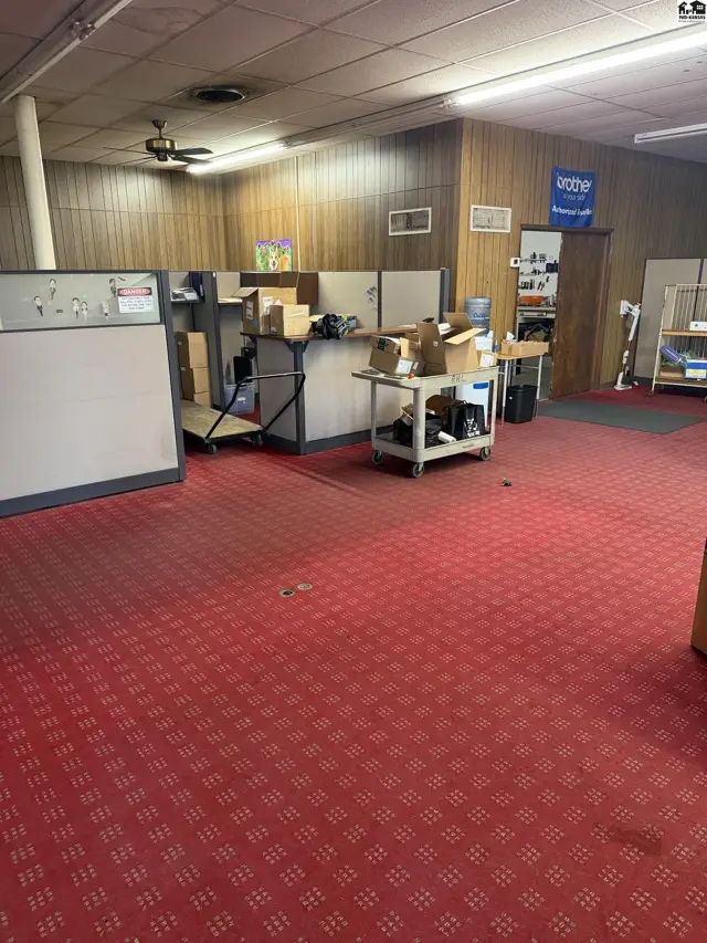 Photo of 413 E 3rd Ave, Hutchinson, KS