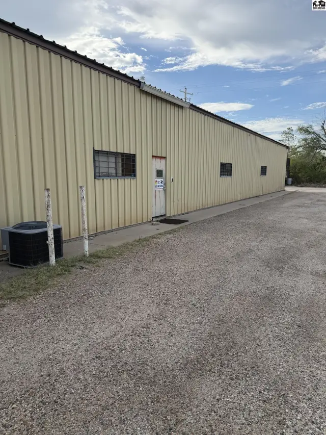 Photo of 413 E 3rd Ave, Hutchinson, KS