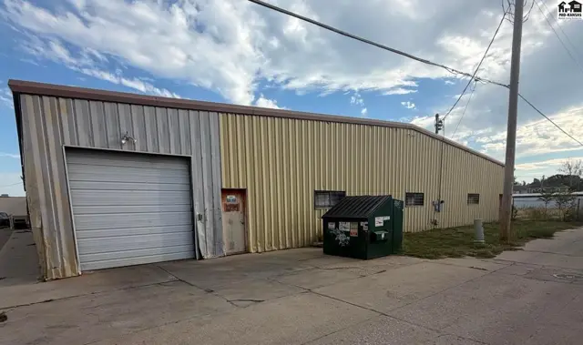 Photo of 413 E 3rd Ave, Hutchinson, KS