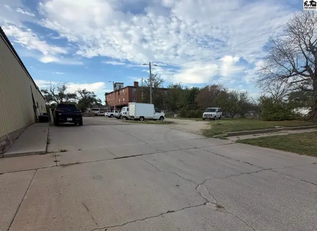 Photo of 413 E 3rd Ave, Hutchinson, KS