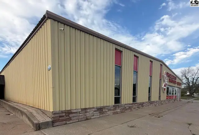 Photo of 413 E 3rd Ave, Hutchinson, KS