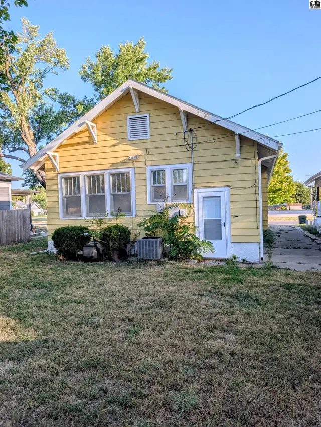 Photo of 11 W 17th Ave, Hutchinson, KS